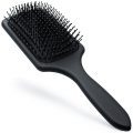 Brosse démêlante ergonomique, Découvrez la brosse démêlante ergonomique, l’outil idéal pour un démêlage doux et efficace, tout en prenant soin de votre cuir chevelu. Grâce à sa poignée ergonomique et ses dimensions de 25 x 7,5 x 4 cm, elle assure une prise en main confortable, parfaite pour un usage quotidien à la maison ou en déplacement.