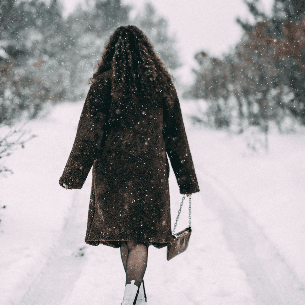 Proteger el cabello con textura en invierno - Consejos Pipeska El invierno puede ser duro para el cabello, especialmente para el cabello con textura: ondulado, rizado, encrespado o rizado. El frío, el viento y el aire seco resecan la fibra capilar, lo que resta flexibilidad a los rizos y puede provocar roturas, encrespamiento y pérdida de brillo. Con los gestos y productos adecuados, puedes mantener tu cabello hidratado, fuerte y bonito durante toda la temporada. Bio - Made in France - Inspiración caribeña