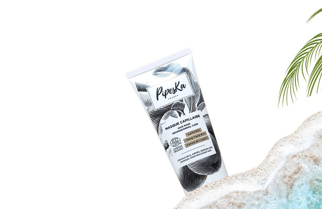 Découvrez le Masque Capillaire Bio Pipeska, un soin professionnel intensif conçu pour nourrir, réparer et sublimer les cheveux texturés : bouclés, frisés et crépus. Sa formule riche, sensorielle et naturelle hydrate en profondeur, renforce la fibre capillaire et redonne souplesse, douceur et brillance sans alourdir. Certifié Cosmos Organic, fabriqué en France et inspiré des Caraïbes. Bio · Made in France · Caribbean Inspired.