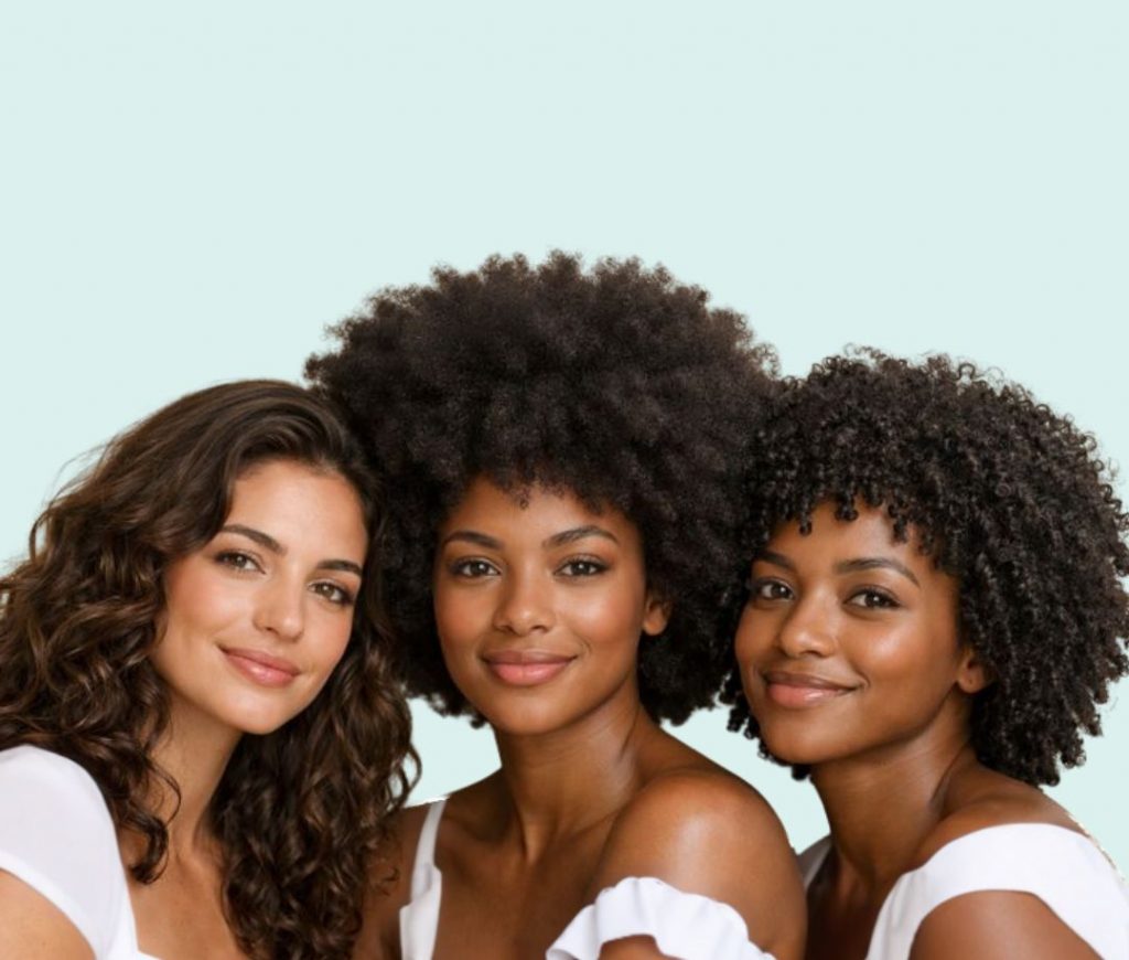 Tres mujeres con cabello ondulado, rizado, encrespado y afro 4C. Cuidado capilar natural y orgánico para todo tipo de cabellos con textura, Pipeska de inspiración caribeña.